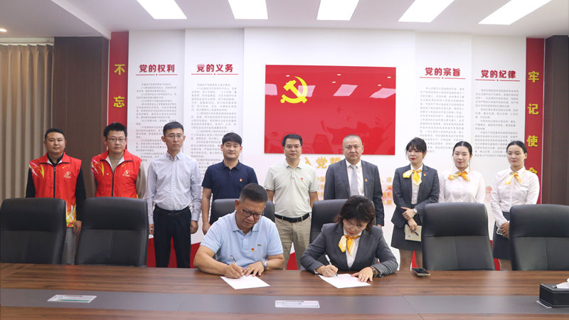 濟(jì)寧華都與濟(jì)寧高新區(qū)實(shí)驗(yàn)學(xué)校開展黨建聯(lián)建合作暨國(guó)旗護(hù)衛(wèi)隊(duì)服裝捐贈(zèng)活動(dòng)